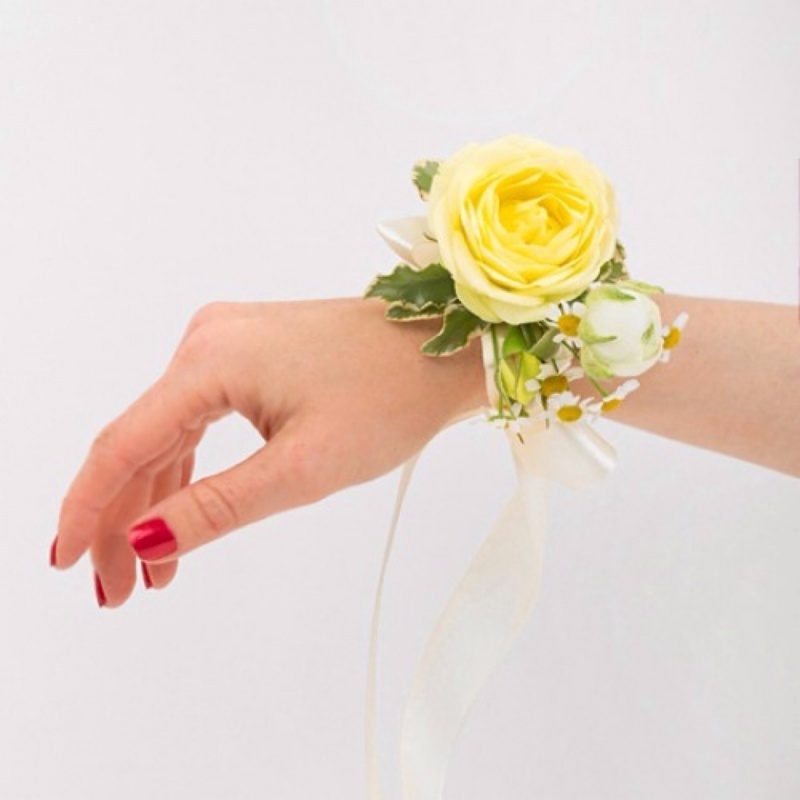 Цветок браслет купить. Браслет из цветов. Цветочный браслет на руку. Букет браслет невесты. Бутоньерка и браслет.