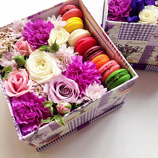 Коробочка с цветами и макарунами "Радужное настроение "