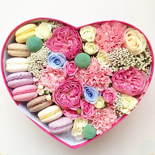 Коробочка с цветами и макарунами "Сердце"